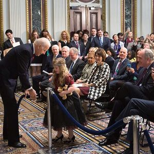 2015년 백악관에서 열린 에이블 프로그램 관련 행사에서 조 바이든 부통령과 장애 아동.