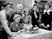 랠스턴(왼쪽 앉아 있음)은 영화 우리 다섯 딸들(1961)에 출연; 그녀의 딸 역할을 맡은 다섯 명의 여배우 모두 랠스턴의 전성기 모습과 닮았다.