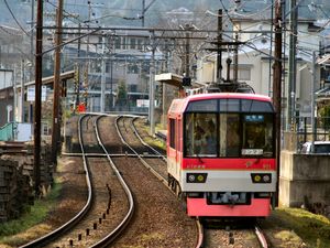 900계 "키라라"가 키노역 부근의 주택가를 지나가고 있다.