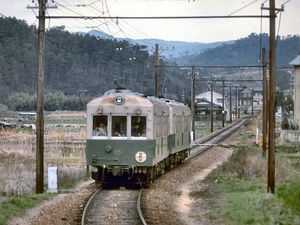 1970년경의 연선 풍경（구 키노역 승강장〈위의 이미지 "키노역 부근…"의 안쪽 건널목 앞〉에서 현: 교토세이카다이마에역 방향을 촬영）