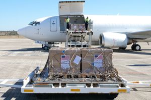 미국이 2021년 COVAX 프로그램을 통해 에스와티니에 얀센 COVID-19 백신을 전달하고 있다.