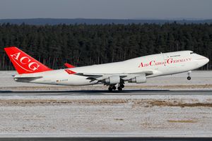 에어 카고 저머니의 보잉 747-400 화물기가 뉘른베르크 공항에서 출발하는 모습 (2012년).