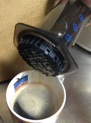 에어로프레스로 추출한 직후의 커피