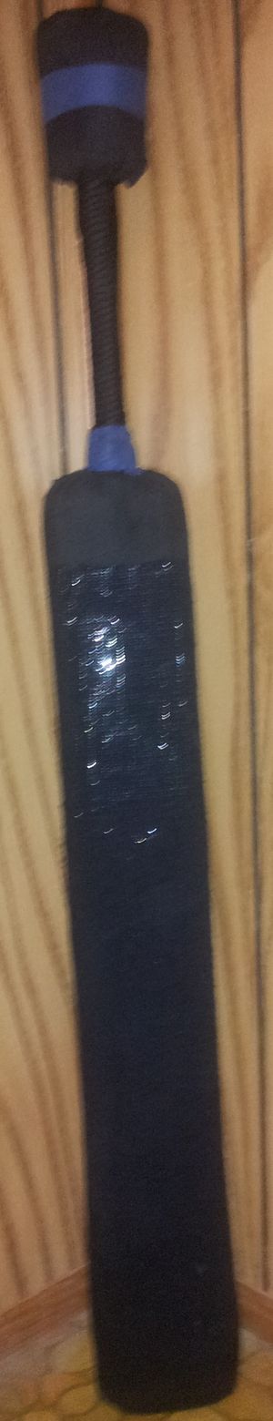 유리 섬유 코어, 개방 셀 폼 패딩, 스트래핑 및 천 테이프, 천 덮개 및 손잡이 주위에 로프로 만들어진 표준 "파란색" 무기.