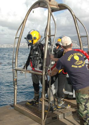 미국 해군이 항공기 수색에 참여하고 있는 모습