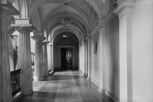 정부궁 계단의 2층, 오른쪽에 암살 지점을 표시하는 현판이 있다.