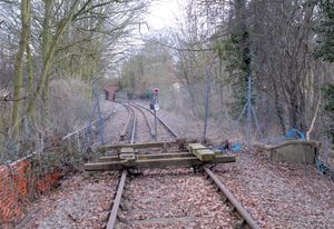 에핑 튜브역(Epping Forest Halt) 근처의 에핑 온가 철도 철도 선로. 승강장이 없어 이곳에서는 승객이 내릴 수 없다.