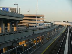 제안된 에어트레인 라과디아는 JFK 에어트레인 (그림)과 같을 것입니다.