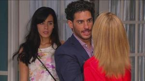 마르셀로(에릭 엘리아스), 루시아(에스메랄다 피멘텔), 레베카(클라우디아 라미레스) 사이의 논쟁 장면