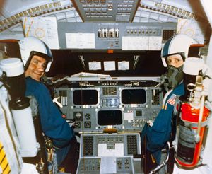 프레드 하이즈와 고든 풀러턴(산소 마스크 착용)이 1977년 엔터프라이즈의 조종석에 앉아있다.