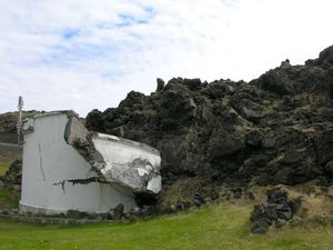 용암에 부분적으로 파괴된 콘크리트 물탱크