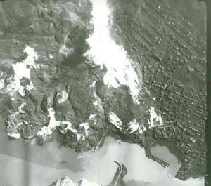 용암류를 냉각하기 위해 해수가 뿌려진 곳에서 김이 모락모락 피어오르고 있다