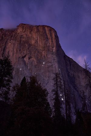 엘 캐피탄에서 밤에 등반하는 사람들