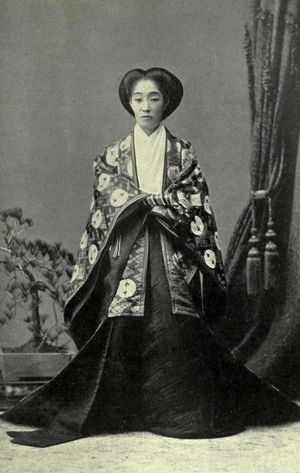 여관장 텐지 타카쿠라 토시코 (1840년 - 1930년). 여관 이름은 신쥬(新樹)). 쇼켄 황태후 입내부터 붕어까지 측근으로 평생 섬겼다.