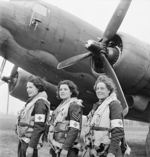 LACW 마이라 로버츠, Cpl 리디아 알포드, LACW 에드나 비크벡, 1944년 프랑스 공수 구호 임무에 투입된 최초의 WAAF 간호사