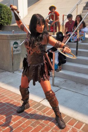 시리즈 의상과 유사한 의상을 입은 지나 코스플레이어