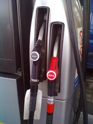 핀란드 토르니오의 St1 주유소에서 디젤(검정색)과 염색된 연료유(MPÖ; 빨간색)를 공급하는 모습