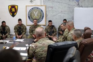 2021년 7월 24일 이라크 알 아사드 공군기지에서 연합군 인원을 방문한 연합합동기동부대 - 내재된 결단 작전 부사령관 리처드 벨 준장