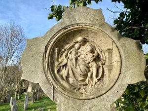 빅토리아 여왕의 자녀들의 유모인 메리 앤 서스턴의 무덤에 있는 루이즈의 조각상