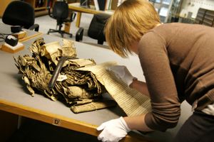 자료 보관소에서 연구원