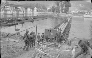 영국군이 1944년 8월 27일 베르농에서 베일리 교를 통해 센 강을 건너고 있다.