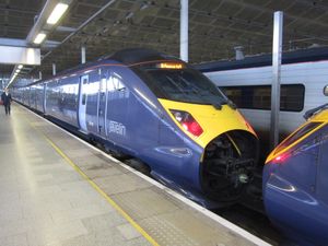 노즈콘이 열리고 커플러가 보이는 유닛