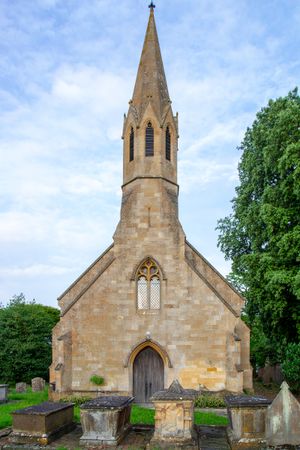 1841년에 지어진 코츠월드의 스트레턴온포스에 있는 세인트 피터 교회는 2등급으로 지정되었다.