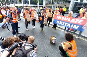 영국을 단열시켜라 시위대가 2021년 9월 22일 런던 내무부 앞에서 경찰의 석방 서류를 불태우고 있다.