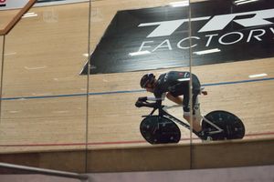 옌스 포이크트가 시간 기록 경기에 도전하는 모습