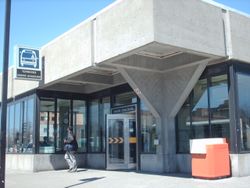 오노레 보그랑역 버스 승강장 입구