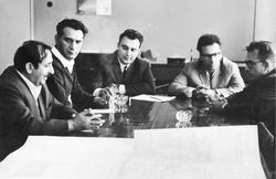 글루시코프(오른쪽 첫 번째 앉은 사람) 아르메니아 과학 아카데미의 컴퓨터 센터에서