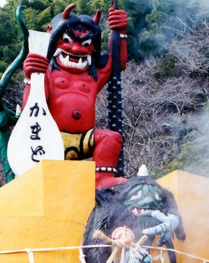 이 오니(도깨비)는 일본 규슈 섬의 유명한 온천 리조트인 오이타현 벳푸에서 불쌍한 악당을 짓밟고 있다.