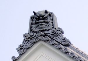 도쿄 예술대학 지붕의 오니가와라.