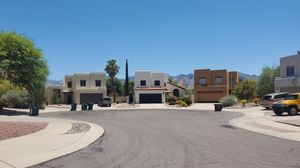 2023년 8월 오로 밸리의 막다른 골목에 있는 집들