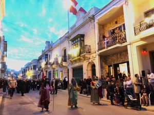 고르미의 트리크 아니치(Triq Aniċi)를 통과하는 성 금요일 행렬. 아니치 밴드 클럽, 성경 속 인물들을 묘사하는 행렬 참가자, 그리고 구경꾼들이 사진에 보인다.