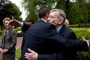 2009년 6월 6일, 버락 오바마가 외증조부 찰스 페인을 껴안고 있다.