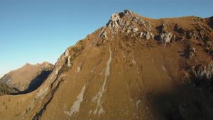 베른주와 프리부르주 경계에 있는 뫼레(Märe) 봉우리. 오버빌 시정촌에 위치한다.