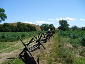 워싱턴주 왈라왈라 서쪽 약 10마일 떨어진 휘트먼 선교 국립 사적지에 있는 덮개 마차 복제품과 선교 기념비