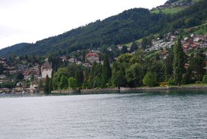 툰 호수에서 바라본 오버호펜