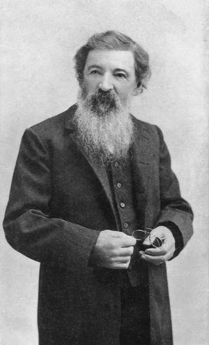 70세 가량의 수염을 기른 남자의 정면 반신 사진