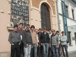 안드레아스 마이슬링거와 함께 있는 기억 봉사자들, 폴란드 아우슈비츠 유대인 센터 앞, 2009