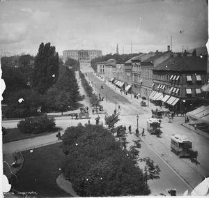 전기 트램 도입 이전인 1880-1890년대 말이 끄는 트램. 배경은 오슬로의 칼 요한스 거리. 사진: Marthinius Skøien / 노르웨이 국립도서관