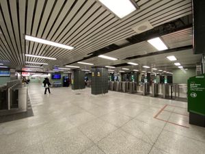 오스구드역 콘코스