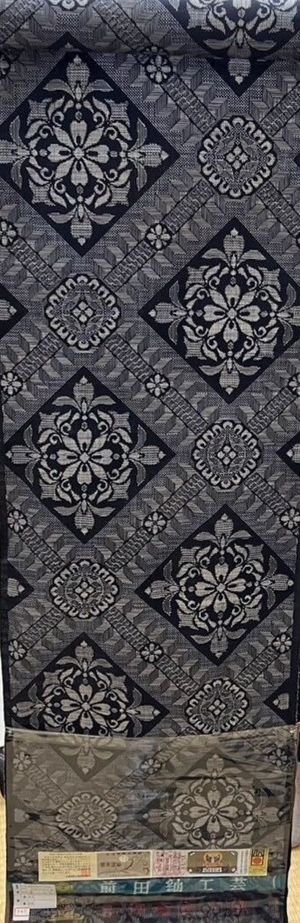 타츠고가라}}. 타츠고 마을의 이름을 딴 전통 무늬로, 소철, 하부 뱀, 섬 자생 꽃을 묘사한다.