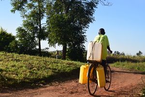 오얌 구역에서 자전거를 타는 소년