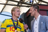 힐리에마르크가 2015년 U-21 유럽 선수권 대회 우승 후 인터뷰를 하고 있다