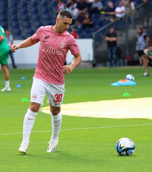 오스카 글루흐가 2023년 레드 불 잘츠부르크와의 경기 전 몸을 풀고 있다