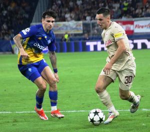 글루흐 (오른쪽) FC 잘츠부르크 소속으로 2024–25 UEFA 챔피언스 리그에서 디나모 키예프를 상대로 경기하는 모습