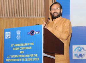 2015년 9월 16일 뉴델리에서 열린 오존층 보호를 위한 제21회 국제 오존층 보호의 날 및 빈 협약 30주년 기념식에서 연설하는 인도 환경, 산림 및 기후 변화 담당 국무 장관 Shri Prakash Javadekar.