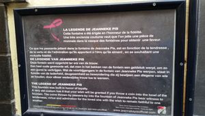 동상 옆에 있던 옛날 명판. 동전을 분수대에 던지는 사람들의 사랑에 정절이 찾아온다는 전설을 묘사하고 있다.